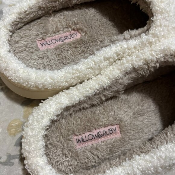 Willow & Ruby Cozy Cream Slippers with Embroidered Leopard Flowers Large 9 10 - Picture 3 of 5